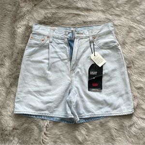 levi’s light wash shorts w pleats